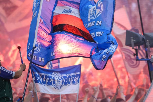 Sport Bilder des Tages 2026.09.05, xkwix, Fußball, Bundesliga, FC Schalke 04 - FC Bayern München, Veltins-Arena, 2.Spieltag, Saison 2026 2027: Pyrotechnik hinter Schalke Fahne im Heimblock DFB regulations prohibit any use of photographs as image sequences and or quasi-video. Photo: xKamilxWilkowskixPressefotoKochx Nordrhein-Westfalen Deutschland *** September 5, 2026, xkwix, Soccer, Bundesliga, FC Schalke 04 vs. FC Bayern Munich, Veltins Arena, Matchday 2, 2026–2027 season; Pyrotechnics behind the Schalke flag in the home section; DFB regulations prohibit any use of photographs as image sequences and or quasi-video; Photo: xKamilxWilkowskixPressefotoKochx; North Rhine-Westphalia, Germany