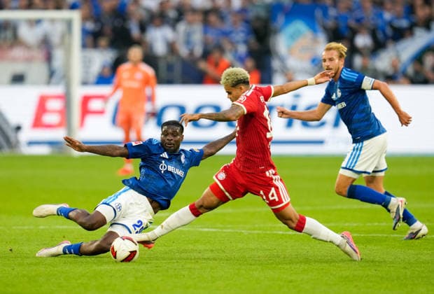 Junior Dina Ebimbe (FC Schalke 04, 29) im Zweikampf mit Luis Diaz (FC Bayern Muenchen, 14) GER, FC Schalke 04 vs FC Bayern Muenchen, 1. Bundesliga, 2. Spieltag, Saison 2026-27, VELTINS-Arena, Gelsenkirchen, 05.09.2026 DFL REGULATIONS PROHIBIT ANY USE OF PHOTOGRAPHS AS IMAGE SEQUENCES AND OR QUASI-VIDEO GER, FC Schalke 04 vs FC Bayern Muenchen, 1. Bundesliga, 2. Spieltag, Saison 2026-27, 05.09.2026 Gelsenkirchen *** Junior Dina Ebimbe (FC Schalke 04), 29, in a tackle with Luis Diaz (FC Bayern Munich), 14 GER, FC Schalke 04 vs. FC Bayern Munich, Bundesliga 1, Matchday 2, 2026–27 season, VELTINS Arena, Gelsenkirchen, September 5, 2026 DFL regulations prohibit any use of photographs as image sequences and or quasi-video GER, FC Schalke 04 vs. FC Bayern Munich, Bundesliga 1, Matchday 2, 2026–27 Season, September 5, 2026, Gelsenkirchen Copyright: xEibner-Pressefoto ScottxColemanx EP_SCN