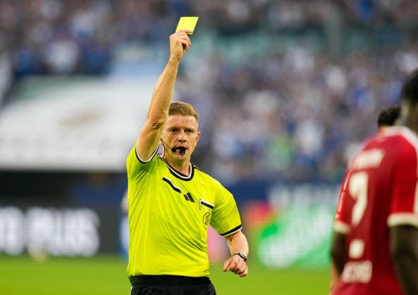 Robert Schroeder (Schiedsrichter) zeigt in der ersten Halbzeit eine Gelbe Karte. GER, FC Schalke 04 vs FC Bayern Muenchen, 1. Bundesliga, 2. Spieltag, Saison 2026-27, VELTINS-Arena, Gelsenkirchen, 05.09.2026 DFL REGULATIONS PROHIBIT ANY USE OF PHOTOGRAPHS AS IMAGE SEQUENCES AND OR QUASI-VIDEO GER, FC Schalke 04 vs FC Bayern Muenchen, 1. Bundesliga, 2. Spieltag, Saison 2026-27, 05.09.2026 Gelsenkirchen *** Referee Robert Schroeder shows a yellow card in the first half: GER, FC Schalke 04 vs. FC Bayern Munich, Bundesliga 1, Matchday 2, 2026–27 season, VELTINS Arena, Gelsenkirchen, September 5, 2026 DFL regulations prohibit any use of photographs as image sequences and or quasi-video GER, FC Schalke 04 vs. FC Bayern Munich, 1st Bundesliga, Matchday 2, 2026–27 season, September 5, 2026, Gelsenkirchen Copyright: xEibner-Pressefoto ScottxColemanx EP_SCN
