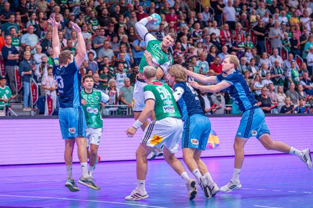 Sebastian Heymann of TSV Hannover Burgdorf, No. 11 from the left, TSV Hannover Burgdorf (green) vs. HC Hamburg (blue) on Matchday 3 of the 2026–2027 season in the Opel Handball Bundesliga, September 5, 2026, at the ZAG Arena in Hannover, Germany, Copyright: xJanxGuentherx xTSVxHannover-Burgdorfx