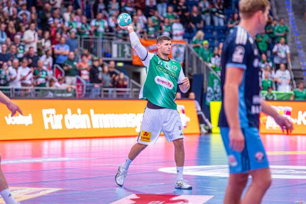 Sebastian Heymann of TSV Hannover Burgdorf, No. 11 from the left, TSV Hannover Burgdorf (green) vs. HC Hamburg (blue) on Matchday 3 of the 2026–2027 season in the Opel Handball Bundesliga, September 5, 2026, at the ZAG Arena in Hannover, Germany, Copyright: xJanxGuentherx xTSVxHannover-Burgdorfx