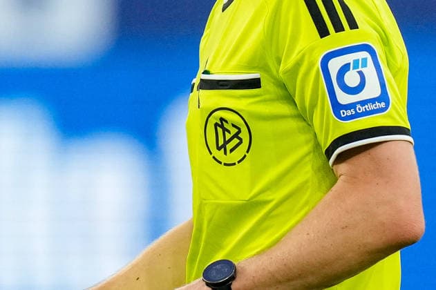 . Auf dem Trikot der Schiedsrichter ist das DFB Logo waehrend des Spiels der 1. Bundesliga zwischen FC Schalke 04 und FC Bayern Muenchen, Veltins-Arena am 05. September 2026 in Gelsenkirchen, Deutschland. (Foto von Alex Gottschalk DeFodi Images) +++ . On the jersey from the referee is the dfb logo during the Bundesliga match between FC Schalke 04 and FC Bayern Muenchen at Veltins-Arena on September 5, 2026 in Gelsenkirchen, Germany. (Photo by Alex Gottschalk DeFodi Images) DFB DFL REGULATIONS PROHIBIT ANY USE OF PHOTOGRAPHS AS IMAGE SEQUENCES AND OR QUASI-VIDEO. (Photo by Alex Gottschalk DeFodi Images) - *** The DFB logo is visible on the referee s jersey during the Bundesliga match between FC Schalke 04 and FC Bayern Munich, Veltins Arena on September 5, 2026, in Gelsenkirchen, Germany. Photo by Alex Gottschalk, DeFodi Images. The DFB logo is visible on the referee’s jersey during the Bundesliga match between FC Schalke 04 and FC Bayern Munich at Veltins Arena on September 5, 2026 in Gelsenkirchen, Germany. Photo by Alex Gottschalk, DeFodi Images. DFB and DFL regulations prohibit any use of photographs as image sequences and or quasi-video. Photo by Alex Gottschalk, DeFodi Images.