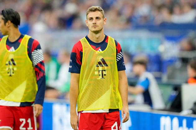 Josip Stanisic (FC Bayern Muenchen) schaut waehrend des Spiels der 1. Bundesliga zwischen FC Schalke 04 und FC Bayern Muenchen, Veltins-Arena am 05. September 2026 in Gelsenkirchen, Deutschland. (Foto von Alex Gottschalk DeFodi Images) +++ Josip Stanisic (FC Bayern Muenchen) looks on during the Bundesliga match between FC Schalke 04 and FC Bayern Muenchen at Veltins-Arena on September 5, 2026 in Gelsenkirchen, Germany. (Photo by Alex Gottschalk DeFodi Images) DFB DFL REGULATIONS PROHIBIT ANY USE OF PHOTOGRAPHS AS IMAGE SEQUENCES AND OR QUASI-VIDEO. (Photo by Alex Gottschalk DeFodi Images) - *** Josip Stanisic of FC Bayern Munich watches during the Bundesliga match between FC Schalke 04 and FC Bayern Munich, Veltins Arena on September 5, 2026, in Gelsenkirchen, Germany. Photo by Alex Gottschalk, DeFodi Images. Josip Stanisic of FC Bayern Munich looks on during the Bundesliga match between FC Schalke 04 and FC Bayern Munich at Veltins Arena on September 5, 2026 in Gelsenkirchen, Germany. Photo by Alex Gottschalk, DeFodi Images. DFB and DFL regulations prohibit any use of photographs as image sequences and or quasi-video. Photo by Alex Gottschalk, DeFodi Images.