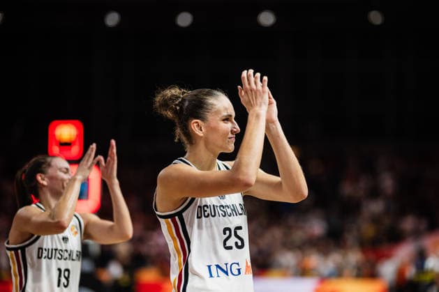 2026 FIBA Women’s Basketball World Cup: Germany vs. Japan, September 5, 2026, Clara Bielefeld, Germany, 25, high-fives the fans, basketball, FIBA Women’s Basketball World Cup 2026, Group Stage, Group A, Matchday 2: Germany vs. Japan on September 5, 2026, at the Max Schmeling Halle, Berlin Copyright: xBEAUTIFULxSPORTS Tonhäuserx