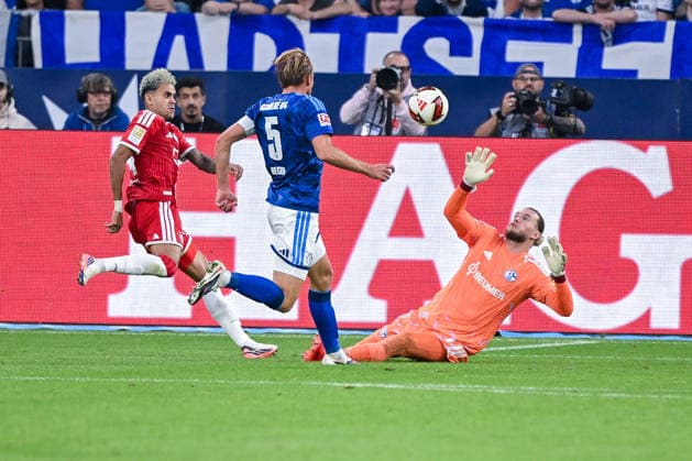 05.09.2026, Fussball, Saison 2026 2027, Bundesliga, FC Schalke 04 - FC Bayern München, Torchance: Luis Diaz (FC Bayern München), Torwart Loris Karius (FC Schalke 04), Timo Becker (FC Schalke 04) xRHR-FOTO YYx *** September 5, 2026, Soccer, 2026–2027 season, Bundesliga, FC Schalke 04 vs. FC Bayern Munich, scoring chance by Luis Diaz (FC Bayern Munich), goalkeeper Loris Karius (FC Schalke 04), Timo Becker (FC Schalke 04), xRHR PHOTO YYx Copyright: KROEGER RHR-FOTOx RHR-FOTO YY