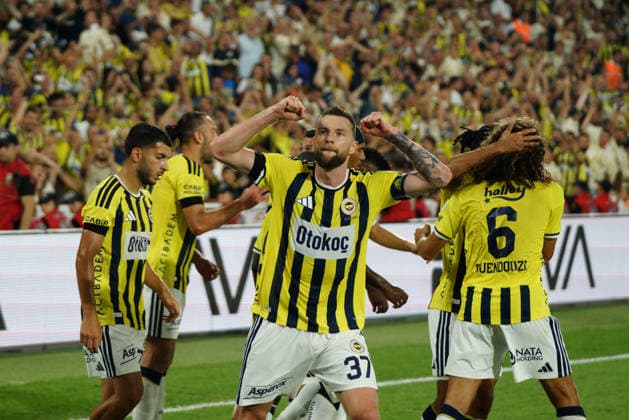 September 5, 2026, Kadikoy, Istanbul, Turkey: Milan Skriniar (C) of Fenerbahce celebrates after scoring his team s first goal during the Turkish Super League 2026 27 match between Fenerbahce and Besiktas at Sukru Saracoglu Stadium in Istanbul, Turkey, on September 5, 2026. Kadikoy Turkey - ZUMAu194 20260905_zip_u194_026 Copyright: xTolgaxUluturkx