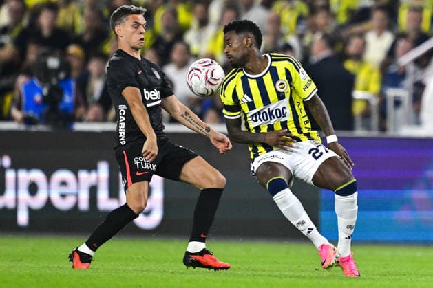 Fenerbahce v Besiktas - Turkish Super Lig ISTANBUL, TURKIYE - SEPTEMBER 5: Nelson Semedo (R) of Fenerbahce in action against Leandro Trossard (L) of Besiktas during the Turkish Super Lig week 4 derby match between Fenerbahce and Besiktas at Chobani Stadium in Istanbul, Turkiye, on September 5, 2026. Muhammed Enes Yildirim Anadolu Istanbul Turkey. Editorial use only. Please get in touch for any other usage.  Copyright: x2026xAnadoluxMuhammedxEnesxYildirimx