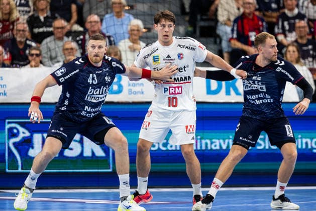 Opel HBL SG Flensburg Handewitt vs. HC Erlangen, September 5, 2026. Battle in the circle: Blaz Blagotinsek (No. 43), SG Flensburg Handewitt; Florian Scheerer (No. 10), HC Erlangen, Simon Pytlick No. 02, SG Flensburg Handewitt Opel HBL SG Flensburg Handewitt vs. HC Erlangen, GGW Arena on September 5, 2026 Copyright: xBEAUTIFULxSPORTS MarioxM.xKobergx