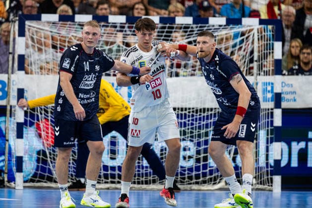 Opel HBL SG Flensburg Handewitt vs. HC Erlangen, September 5, 2026. Battle at the circle: Emil Siersbaek Bergholt (No. 14), SG Flensburg Handewitt; Florian Scheererer (No. 10), HC Erlangen, Blaz Blagotinsek No. 43, SG Flensburg Handewitt Opel HBL SG Flensburg Handewitt vs. HC Erlangen, GGW Arena on September 5, 2026 Copyright: xBEAUTIFULxSPORTS MarioxM.xKobergx