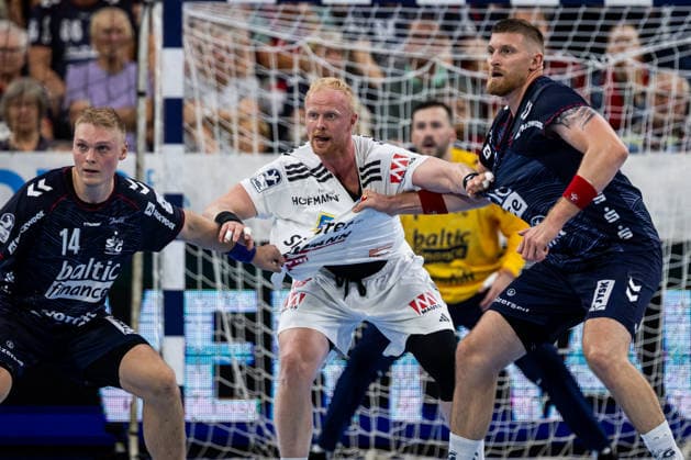 Opel HBL SG Flensburg Handewitt vs. HC Erlangen, September 5, 2026. Battle in the circle: Emil Siersbaek Bergholt (No. 14), SG Flensburg Handewitt; Sebastian Firnhaber (No. 18), HC Erlangen, Blaz Blagotinsek No. 43, SG Flensburg Handewitt Opel HBL SG Flensburg Handewitt vs. HC Erlangen, GGW Arena on September 5, 2026 Copyright: xBEAUTIFULxSPORTS MarioxM.xKobergx