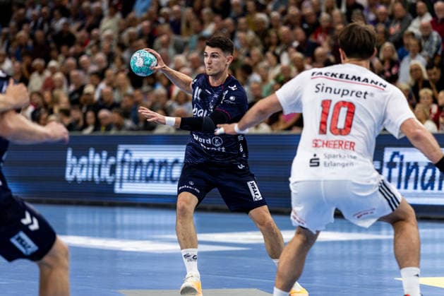 Opel HBL SG Flensburg Handewitt vs. HC Erlangen, September 5, 2026: Aymeric Minne (No. 44), SG Flensburg Handewitt, vs. Florian Scheererer (No. 10), HC Erlangen Opel HBL SG Flensburg Handewitt vs. HC Erlangen, GGW Arena on September 5, 2026 Copyright: xBEAUTIFULxSPORTS MarioxM.xKobergx