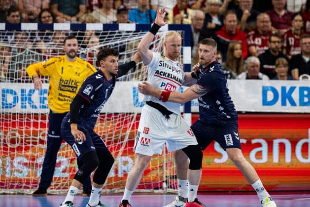 Opel HBL SG Flensburg Handewitt vs. HC Erlangen, September 5, 2026. Battle in the circle: Marko Grgic (No. 17), SG Flensburg Handewitt; Sebastian Firnhaber (No. 18), HC Erlangen, Blaz Blagotinsek No. 43, SG Flensburg Handewitt Opel HBL SG Flensburg Handewitt vs. HC Erlangen, GGW Arena on September 5, 2026 Copyright: xBEAUTIFULxSPORTS MarioxM.xKobergx