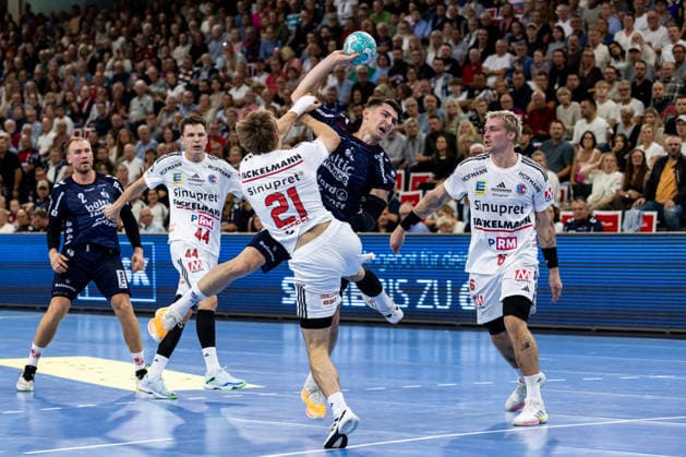 Opel HBL SG Flensburg Handewitt vs. HC Erlangen, September 5, 2026: Aymeric Minne (No. 44), SG Flensburg Handewitt, vs. Christopher Bissel (No. 21), HC Erlangen Opel HBL SG Flensburg Handewitt vs. HC Erlangen, GGW Arena on 05 09 26 Copyright: xBEAUTIFULxSPORTS MarioxM.xKobergx