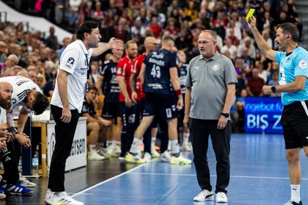Opel HBL SG Flensburg Handewitt vs. HC Erlangen, September 5, 2026—Yellow card for Johannes Sellin, coach of HC Erlangen; Opel HBL SG Flensburg Handewitt vs. HC Erlangen, GGW Arena, September 5, 2026 Copyright: xBEAUTIFULxSPORTS MarioxM.xKobergx