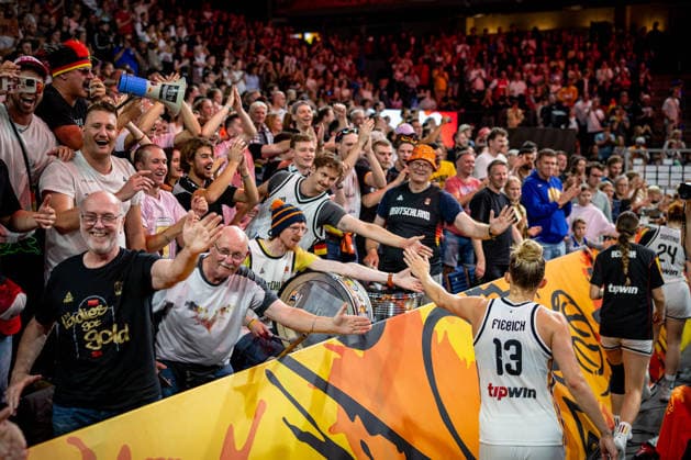 Basketball Berlin, September 5, 2026, FIBA Women’s Basketball World Cup Germany 2026, Preliminary Round, Group Germany (GER) vs. Japan (JPN), Celebrations after the victory, Fans, Leonie Fiebich, Germany, No. 13