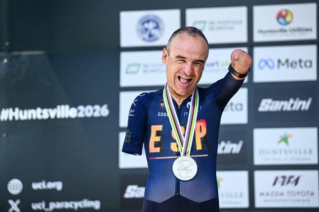 2026 UCI Para-cycling Road World Championships Picture by Olly Hassell SWpix.com - 05 09 2026 - Cycling - 2026 UCI Para-cycling Road World Championships - Huntsville, Alabama, United States of America - Men C1 Individual Time Trial (ITT) podium - Ricardo Ten Argiles (Spain) receiving the Silver Medal Huntsville Cummings Research Park United States of America Copyright: x xSWpix.comx(t axPhotographyxHubxLtd)xOllyxHassell SWpix.comx SWP-3030-22647