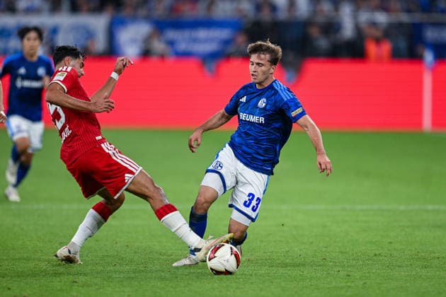 05.09.2026, Fussball, Saison 2026 2027, Bundesliga, FC Schalke 04 - FC Bayern München, Aleksander Pavlovic (FC Bayern München), Vitalie Becker (FC Schalke 04) xRHR-FOTO YYx *** September 5, 2026, Soccer, 2026–2027 Season, Bundesliga, FC Schalke 04 vs. FC Bayern Munich, Aleksander Pavlovic (FC Bayern Munich), Vitalie Becker (FC Schalke 04) xRHR PHOTO YYx Copyright: KROEGER RHR-FOTOx RHR-FOTO YY