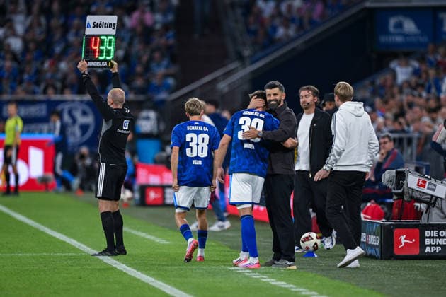 05.09.2026, Fussball, Saison 2026 2027, Bundesliga, FC Schalke 04 - FC Bayern München, Einwechslung Lucar Vozar (FC Schalke 04), Maximilian Wöber (FC Schalke 04) xRHR-FOTO YYx *** September 5, 2026, Soccer, 2026–2027 Season, Bundesliga, FC Schalke 04 vs. FC Bayern Munich, Lucar Vozar (FC Schalke 04) enters the game, Maximilian Wöber (FC Schalke 04) xRHR PHOTO YYx Copyright: KROEGER RHR-FOTOx RHR-FOTO YY