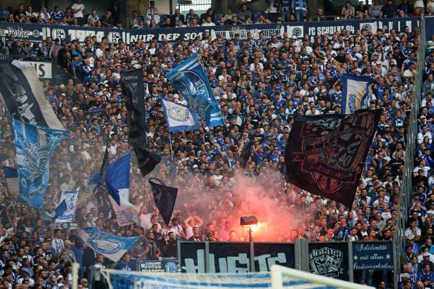 Fans des FC Schalke 04 beim Spiel der 1. Bundesliga (Saison 2026 27) FC Schalke 04 - FC Bayern München - Copyright: Thomas Pakusch *** FC Schalke 04 fans at the Bundesliga match between FC Schalke 04 and FC Bayern Munich during the 2026–27 season. Copyright Thomas Pakusch