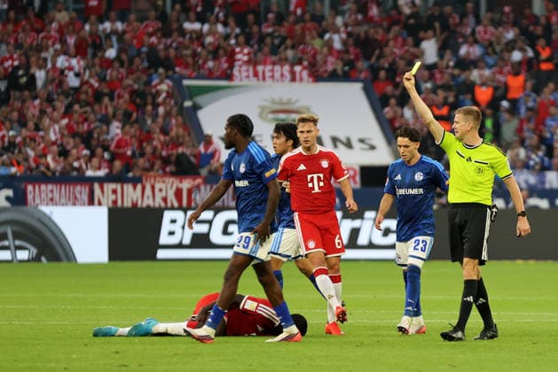 Junior Dina Ebimbe (FC Schalke 04) sieht nach einem Foul die gelbe Karte beim Spiel der 1. Bundesliga (Saison 2026 27) FC Schalke 04 - FC Bayern München - Copyright: Thomas Pakusch *** Junior Dina Ebimbe of FC Schalke 04 receives a yellow card following a foul during the 2026–27 1. Bundesliga match between FC Schalke 04 and FC Bayern Munich. Copyright Thomas Pakusch