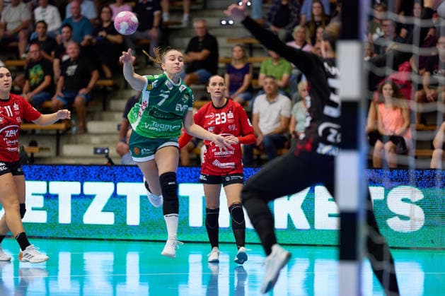 Lea Watzl (Frisch Auf Goeppingen) takes a jump shot, 07, Silje Broens Petersen BSV Sachsen Zwickau, 23 watching FRISCH AUF Goeppingen vs. BSV Sachsen Zwickau, Handball, ALSCO Women’s Handball Bundesliga, Matchday 2, 2026–2027 season, September 5, 2026, FRISCH AUF Göppingen vs. BSV Sachsen Zwickau, Handball, ALSCO Women’s Handball Bundesliga, Matchday 2, 2026–2027 Season, September 5, 2026, Göppingen Copyright: xEibner-Pressefoto GeraldxOelze-dexStoppanyx EP_ODS