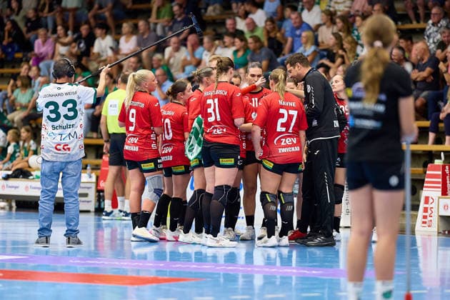 BSV Sachsen Zwickau team during the timeout in the FRISCH AUF Goeppingen vs. BSV Sachsen Zwickau match, Handball, ALSCO Women s Handball Bundesliga, Matchday 2, 2026–2027 season, September 5, 2026: FRISCH AUF Goeppingen vs. BSV Sachsen Zwickau, Handball, ALSCO Women’s Handball Bundesliga, Matchday 2, 2026–2027 season, September 5, 2026, Goeppingen Copyright: xEibner-Pressefoto GeraldxOelze-dexStoppanyx EP_ODS