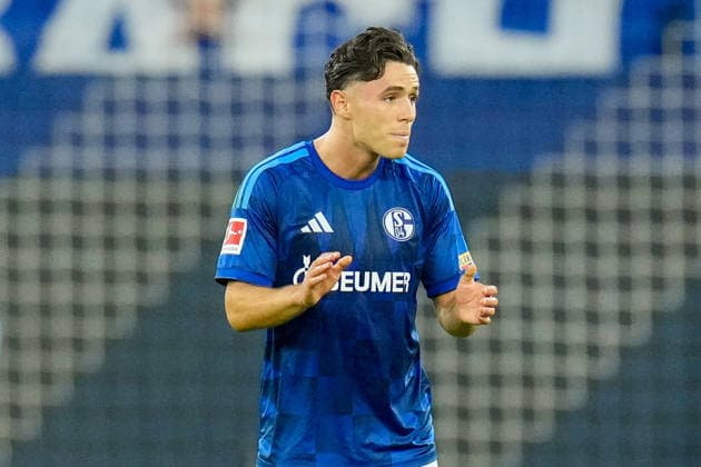 Soufiane El-Faouzi (FC Schalke 04) gestikuliert waehrend des Spiels der 1. Bundesliga zwischen FC Schalke 04 und FC Bayern Muenchen, Veltins-Arena am 05. September 2026 in Gelsenkirchen, Deutschland. (Foto von Alex Gottschalk DeFodi Images) +++ Soufiane El-Faouzi (FC Schalke 04) gestures during the Bundesliga match between FC Schalke 04 and FC Bayern Muenchen at Veltins-Arena on September 5, 2026 in Gelsenkirchen, Germany. (Photo by Alex Gottschalk DeFodi Images) DFB DFL REGULATIONS PROHIBIT ANY USE OF PHOTOGRAPHS AS IMAGE SEQUENCES AND OR QUASI-VIDEO. (Photo by Alex Gottschalk DeFodi Images) - *** Soufiane El Faouzi of FC Schalke 04 gestures during the Bundesliga match between FC Schalke 04 and FC Bayern Munich, Veltins Arena on September 5, 2026, in Gelsenkirchen, Germany. Photo by Alex Gottschalk, DeFodi Images. Soufiane El Faouzi of FC Schalke 04 gestures during the Bundesliga match between FC Schalke 04 and FC Bayern Munich at Veltins Arena on September 5, 2026 in Gelsenkirchen, Germany. Photo by Alex Gottschalk, DeFodi Images. DFB and DFL regulations prohibit any use of photographs as image sequences and or quasi-video. Photo by Alex Gottschalk, DeFodi Images.