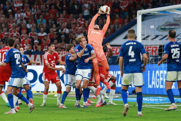 1. Bundesliga - FC Schalke 04 - FC Bayern München am 05.09.2026 in der Veltins-Arena auf Schalke Torwart Loris Karius (Schalke 1) fängt den Ball *** 1 Bundesliga: FC Schalke 04 vs. FC Bayern Munich on September 5, 2026, at the Veltins Arena in Schalke; Schalke 1 goalkeeper Loris Karius catches the ball MH