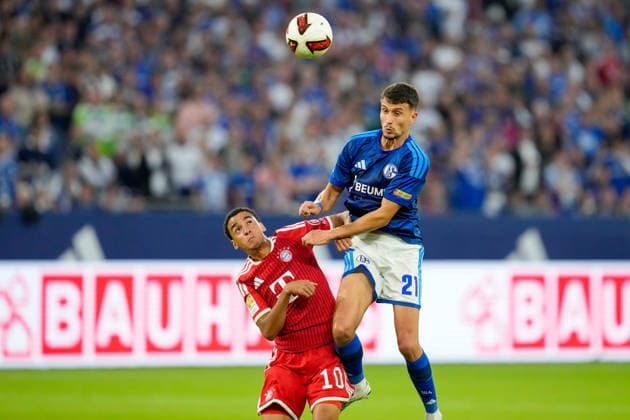 Jamal Musiala (FC Bayern Muenchen) und Dejan Ljubicic (FC Schalke 04) im Zweikampf waehrend des Spiels der 1. Bundesliga zwischen FC Schalke 04 und FC Bayern Muenchen, Veltins-Arena am 05. September 2026 in Gelsenkirchen, Deutschland. (Foto von Alex Gottschalk DeFodi Images) +++ Jamal Musiala (FC Bayern Muenchen) und Dejan Ljubicic (FC Schalke 04) battle for the ball during the Bundesliga match between FC Schalke 04 and FC Bayern Muenchen at Veltins-Arena on September 5, 2026 in Gelsenkirchen, Germany. (Photo by Alex Gottschalk DeFodi Images) DFB DFL REGULATIONS PROHIBIT ANY USE OF PHOTOGRAPHS AS IMAGE SEQUENCES AND OR QUASI-VIDEO. (Photo by Alex Gottschalk DeFodi Images) - *** Jamal Musiala of FC Bayern Munich and Dejan Ljubicic of FC Schalke 04 battle for the ball during the Bundesliga match between FC Schalke 04 and FC Bayern Munich at Veltins Arena on September 5, 2026, in Gelsenkirchen, Germany. Photo by Alex Gottschalk, DeFodi Images. Jamal Musiala of FC Bayern Munich and Dejan Ljubicic of FC Schalke 04 battle for the ball during the Bundesliga match between FC Schalke 04 and FC Bayern Munich at Veltins Arena on September 5, 2026 in Gelsenkirchen, Germany. Photo by Alex Gottschalk, DeFodi Images. DFB and DFL regulations prohibit any use of photographs as image sequences and or quasi-video. Photo by Alex Gottschalk, DeFodi Images