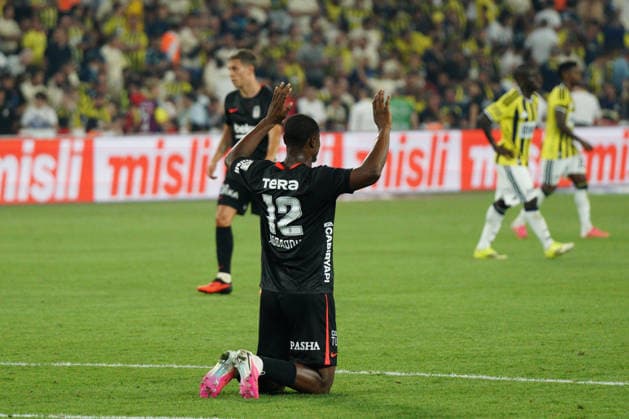 September 5, 2026, Kadikoy, Istanbul, Turkey: Emmanuel Agbadou (C) of Besiktas reacts during the Turkish Super League 2026 27 match between Fenerbahce and Besiktas at Sukru Saracoglu Stadium in Istanbul, Turkey, on September 5, 2026. Kadikoy Turkey - ZUMAu194 20260905_zip_u194_030 Copyright: xTolgaxUluturkx
