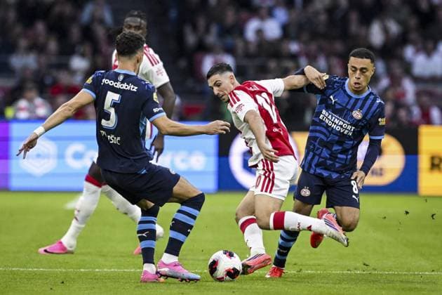 AMSTERDAM - (lr) Ivan Perisic of PSV Eindhoven, Oscar Gloukh of Ajax and Sergino Dest of PSV Eindhoven during the Dutch Eredivisie match between AFC Ajax and PSV Eindhoven at the Johan Cruijff ArenA on 5 September 2026 in Amsterdam, the Netherlands. OLAF KRAAK ANP Eredivisie 2026 27 xVIxANPxSportx xxANPxIVx 567271011 originalFilename: 567271011.jpg