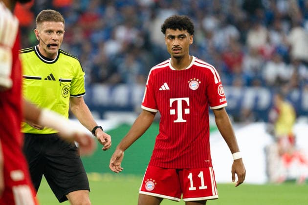 Deutschland: 1. Bundesliga 2026 2027, 2. Spieltag - FC Schalke 04 vs. FC Bayern München - 05.09.2026 - Veltins-Arena (Gelsenkirchen, Nordrhein-Westfalen) Robert Schröder (Schiedsrichter) Nathaniel Brown (FC Bayern München, 11) *** Germany 1 Bundesliga 2026–2027, Matchday 2: FC Schalke 04 vs. FC Bayern Munich, September 5, 2026, Veltins Arena, Gelsenkirchen, North Rhine-Westphalia; Robert Schröder (referee); Nathaniel Brown, FC Bayern Munich, 11 Copyright: xCelinaxLeiersx