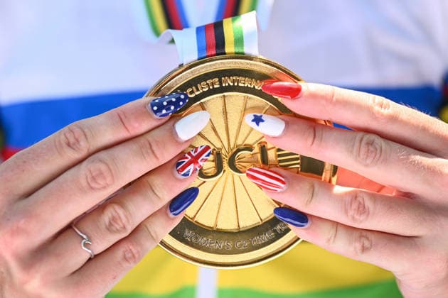 2026 UCI Para-cycling Road World Championships Picture by Mathew Wells SWpix.com - 05 09 2026 - Cycling - 2026 UCI Para-cycling Road World Championships - Huntsville, Alabama, United States of America - Women C2 Individual Time Trial (ITT) - Amelia Cass (Great Britain) holds her gold medal Huntsville Cummings Research Park United States of America Copyright: x xSWpix.comx(t axPhotographyxHubxLtd)xMathewxWells SWpix.comx SWP-3030-22668