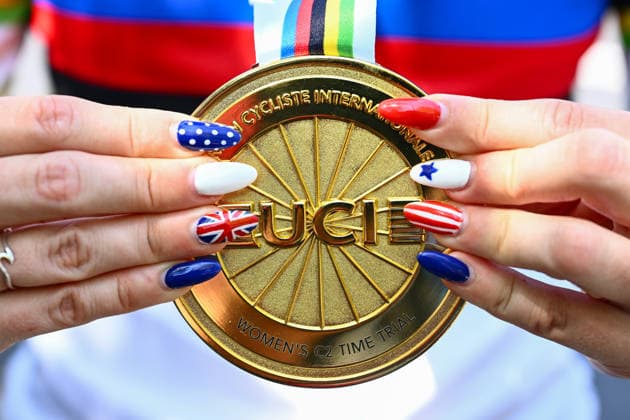2026 UCI Para-cycling Road World Championships Picture by Olly Hassell SWpix.com - 05 09 2026 - Cycling - 2026 UCI Para-cycling Road World Championships - Huntsville, Alabama, United States of America - Women C2 Individual Time Trial (ITT) - Amelia Cass (Great Britain) holding her medal Huntsville Cummings Research Park United States of America Copyright: x xSWpix.comx(t axPhotographyxHubxLtd)xOllyxHassell SWpix.comx SWP-3030-22673