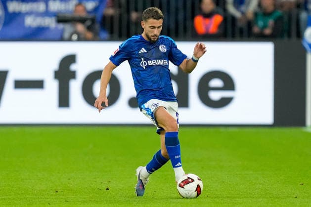 Adil Aouchiche (FC Schalke 04) in Aktion, am Ball, Einzelaktion waehrend des Spiels der 1. Bundesliga zwischen FC Schalke 04 und FC Bayern Muenchen, Veltins-Arena am 05. September 2026 in Gelsenkirchen, Deutschland. (Foto von Alex Gottschalk DeFodi Images) +++ Adil Aouchiche (FC Schalke 04) controls the ball during the Bundesliga match between FC Schalke 04 and FC Bayern Muenchen at Veltins-Arena on September 5, 2026 in Gelsenkirchen, Germany. (Photo by Alex Gottschalk DeFodi Images) DFB DFL REGULATIONS PROHIBIT ANY USE OF PHOTOGRAPHS AS IMAGE SEQUENCES AND OR QUASI-VIDEO. (Photo by Alex Gottschalk DeFodi Images) - *** Adil Aouchiche of FC Schalke 04 in action, on the ball, making a solo run during the Bundesliga match between FC Schalke 04 and FC Bayern Munich, Veltins Arena on September 5, 2026, in Gelsenkirchen, Germany. Photo by Alex Gottschalk, DeFodi Images. Adil Aouchiche of FC Schalke 04 controls the ball during the Bundesliga match between FC Schalke 04 and FC Bayern Munich at Veltins Arena on September 5, 2026 in Gelsenkirchen, Germany. Photo by Alex Gottschalk, DeFodi Images. DFB and DFL regulations prohibit any use of photographs as image sequences and or quasi-video. Photo by Alex Gottschalk, DeFodi Images