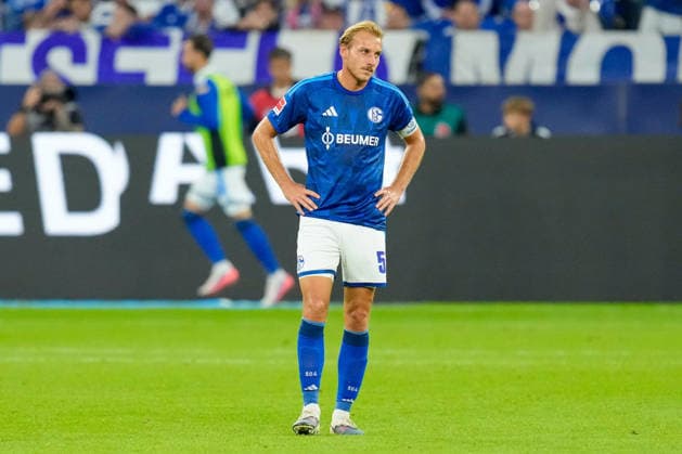 Timo Becker (FC Schalke 04) schaut waehrend des Spiels der 1. Bundesliga zwischen FC Schalke 04 und FC Bayern Muenchen, Veltins-Arena am 05. September 2026 in Gelsenkirchen, Deutschland. (Foto von Alex Gottschalk DeFodi Images) +++ Timo Becker (FC Schalke 04) looks on during the Bundesliga match between FC Schalke 04 and FC Bayern Muenchen at Veltins-Arena on September 5, 2026 in Gelsenkirchen, Germany. (Photo by Alex Gottschalk DeFodi Images) DFB DFL REGULATIONS PROHIBIT ANY USE OF PHOTOGRAPHS AS IMAGE SEQUENCES AND OR QUASI-VIDEO. (Photo by Alex Gottschalk DeFodi Images) - *** Timo Becker of FC Schalke 04 watches during the Bundesliga match between FC Schalke 04 and FC Bayern Munich, Veltins Arena on September 5, 2026, in Gelsenkirchen, Germany Photo by Alex Gottschalk DeFodi Images Timo Becker FC Schalke 04 looks on during the Bundesliga match between FC Schalke 04 and FC Bayern Munich at Veltins Arena on September 5, 2026 in Gelsenkirchen, Germany. Photo by Alex Gottschalk, DeFodi Images. DFB and DFL regulations prohibit any use of photographs as image sequences and or quasi-video. Photo by Alex Gottschalk, DeFodi Images.