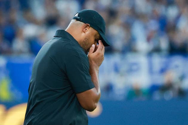 1. Bundesliga - FC Schalke 04 - FC Bayern München am 05.09.2026 in der Veltins-Arena auf Schalke Trainer Vincent Kompany (Muenchen) unzufrieden, enttäuscht, enttaeuscht, niedergeschlagen *** 1 Bundesliga: FC Schalke 04 vs. FC Bayern Munich on September 5, 2026, at the Veltins Arena in Schalke; Coach Vincent Kompany; Munich: dissatisfied, disappointed, disheartened, dejected MH