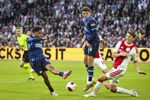 AMSTERDAM - (lr) Noah Fernandez of PSV Eindhoven, Guus Til of PSV Eindhoven, Davy Klaassen of Ajax and Youri Baas of Ajax during the Dutch Eredivisie match between AFC Ajax and PSV Eindhoven at the Johan Cruijff ArenA on 5 September 2026 in Amsterdam, the Netherlands. OLAF KRAAK ANP Eredivisie 2026 27 xVIxANPxSportx xxANPxIVx 567271423 originalFilename: 567271423.jpg