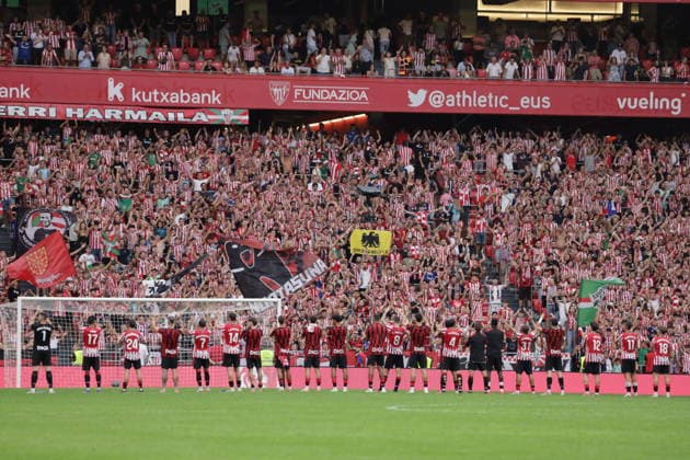 ESP LaLiga EA Sports: Athletic Bilbao vs. Atlético Madrid—Athletic Bilbao fans and players celebrating the victory during the LaLiga EA Sports match between Athletic Bilbao and Atlético Madrid, played at San Mamés Stadium in Bilbao on September 5, 2026, in Spain. Spanish Soccer Copyright: xAgenciaxLOFx