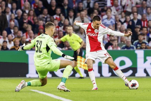 AMSTERDAM - PSV Eindhoven goalkeeper MatÄ›j KovaÅ™, Steven Berghuis of Ajax (lr) during the Dutch Eredivisie match between AFC Ajax and PSV Eindhoven in the Johan Cruijff Arena on 5 September 2026 in Amsterdam, the Netherlands. MAURICE VAN STEEN ANP Eredivisie 2026 27 xVIxANPxSportx xxANPxIVx 567271624 originalFilename: 567271624.jpg