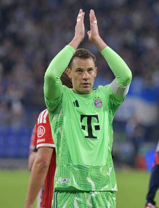 05.09.2026, xblx, Fussball 1.Bundesliga, FC Schalke 04 - FC Bayern München v.l. Manuel Neuer (FC Bayern Muenchen), bedankt bedanken sich bei den Fans (DFL DFB REGULATIONS PROHIBIT ANY USE OF PHOTOGRAPHS as IMAGE SEQUENCES and or QUASI-VIDEO) Gelsenkirchen *** September 5, 2026, xblx, Soccer, Bundesliga 1, FC Schalke 04 vs. FC Bayern Munich, Manuel Neuer, FC Bayern Munich, thank you—the fans say thank you. DFL and DFB regulations prohibit any use of photographs as image sequences and or quasi-video. Gelsenkirchen