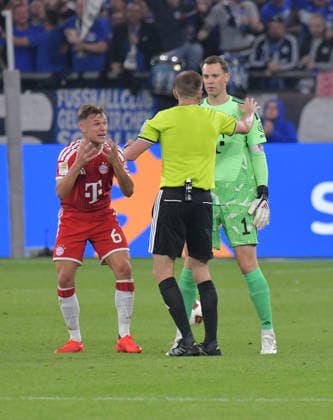 05.09.2026, xblx, Fussball 1.Bundesliga, FC Schalke 04 - FC Bayern München v.l. Joshua Kimmich (FC Bayern Muenchen), Manuel Neuer (FC Bayern Muenchen), Schiedsrichter Robert Schröder Schroeder, Redebedarf, Diskussion, reden, Protest, protestieren (DFL DFB REGULATIONS PROHIBIT ANY USE OF PHOTOGRAPHS as IMAGE SEQUENCES and or QUASI-VIDEO) Gelsenkirchen *** September 5, 2026, xblx, Soccer, Bundesliga 1, FC Schalke 04 vs. FC Bayern Munich, Joshua Kimmich, FC Bayern Munich, Manuel Neuer, FC Bayern Munich, Referee Robert Schröder, need for discussion, discussion, talking, protest, protesting, DFL, DFB REGULATIONS PROHIBIT ANY USE OF PHOTOGRAPHS as IMAGE SEQUENCES and or QUASI-VIDEO, Gelsenkirchen