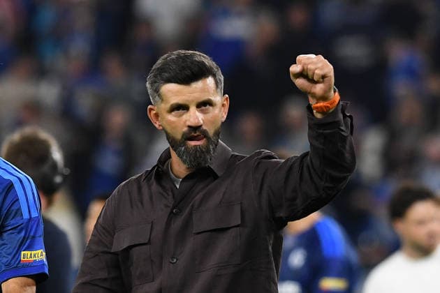 Trainer Miron Muslic (FC Schalke 04) gestikuliert, gestik waehrend des Spiels der 1. Bundesliga zwischen FC Schalke 04 und FC Bayern Muenchen, Veltins-Arena am 05. September 2026 in Gelsenkirchen, Deutschland. (Foto von Ralf Treese DeFodi Images) +++ Trainer Miron Muslic (FC Schalke 04) gestures during the Bundesliga match between FC Schalke 04 and FC Bayern Muenchen at Veltins-Arena on September 5, 2026 in Gelsenkirchen, Germany. (Photo by Ralf Treese DeFodi Images) DFB DFL REGULATIONS PROHIBIT ANY USE OF PHOTOGRAPHS AS IMAGE SEQUENCES AND OR QUASI-VIDEO. (Photo by Ralf Treese DeFodi Images) - *** FC Schalke 04 coach Miron Muslic gestures during the Bundesliga match between FC Schalke 04 and FC Bayern Munich, Veltins Arena on September 5, 2026, in Gelsenkirchen, Germany. Photo by Ralf Treese, DeFodi Images. FC Schalke 04 coach Miron Muslic gestures during the Bundesliga match between FC Schalke 04 and FC Bayern Munich at Veltins Arena on September 5, 2026 in Gelsenkirchen, Germany. Photo by Ralf Treese, DeFodi Images. DFB and DFL regulations prohibit any use of photographs as image sequences and or quasi-video. Photo by Ralf Treese, DeFodi Images