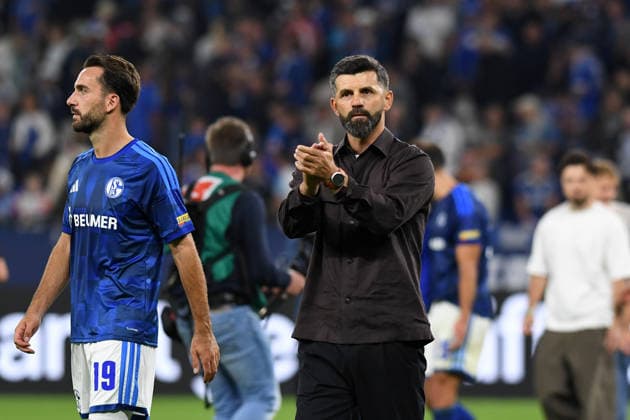 Trainer Miron Muslic (FC Schalke 04) gestikuliert, gestik waehrend des Spiels der 1. Bundesliga zwischen FC Schalke 04 und FC Bayern Muenchen, Veltins-Arena am 05. September 2026 in Gelsenkirchen, Deutschland. (Foto von Ralf Treese DeFodi Images) +++ Trainer Miron Muslic (FC Schalke 04) gestures during the Bundesliga match between FC Schalke 04 and FC Bayern Muenchen at Veltins-Arena on September 5, 2026 in Gelsenkirchen, Germany. (Photo by Ralf Treese DeFodi Images) DFB DFL REGULATIONS PROHIBIT ANY USE OF PHOTOGRAPHS AS IMAGE SEQUENCES AND OR QUASI-VIDEO. (Photo by Ralf Treese DeFodi Images) - *** FC Schalke 04 coach Miron Muslic gestures during the Bundesliga match between FC Schalke 04 and FC Bayern Munich, Veltins Arena on September 5, 2026, in Gelsenkirchen, Germany. Photo by Ralf Treese, DeFodi Images. FC Schalke 04 coach Miron Muslic gestures during the Bundesliga match between FC Schalke 04 and FC Bayern Munich at Veltins Arena on September 5, 2026 in Gelsenkirchen, Germany. Photo by Ralf Treese, DeFodi Images. DFB and DFL regulations prohibit any use of photographs as image sequences and or quasi-video. Photo by Ralf Treese, DeFodi Images