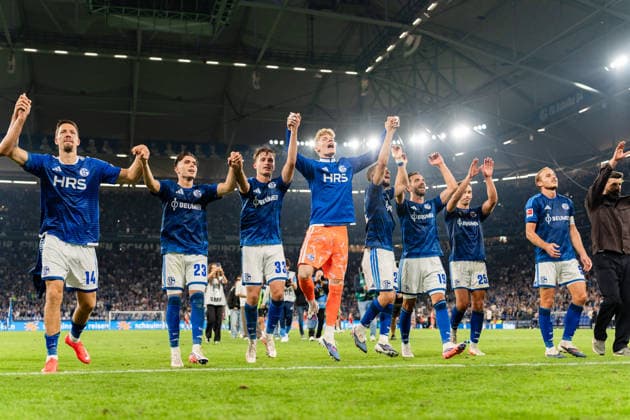 Sport Bilder des Tages Deutschland: 1. Bundesliga 2026 2027, 2. Spieltag - FC Schalke 04 vs. FC Bayern München - 05.09.2026 - Veltins-Arena (Gelsenkirchen, Nordrhein-Westfalen) Jubel Freude Emotionen nach Abpfiff Janik Bachmann (Schalke 04, 14) Soufiane El-Faouzi (Schalke 04, 23) Vitalie Becker (Schalke 04, 33) Kenan Karaman (Schalke 04, 19) Nikola Katic (Schalke 04, 25) Miron Muslic (Schalke 04, Trainer) Timo Becker (Schalke 04, 5) *** Germany 1 Bundesliga 2026–2027, Matchday 2: FC Schalke 04 vs. FC Bayern Munich, September 5, 2026, Veltins Arena, Gelsenkirchen, North Rhine-Westphalia—Jubilation, joy, and excitement after the final whistle. Janik Bachmann (Schalke 04), 14 Soufiane El Faouzi (Schalke 04), 23 Vitalie Becker (Schalke 04), 33 Kenan Karaman (Schalke 04), 19 Nikola Katic (Schalke 04), 25 Miron Muslic (Schalke 04), Coach Timo Becker (Schalke 04), 5 Copyright: xCelinaxLeiersx
