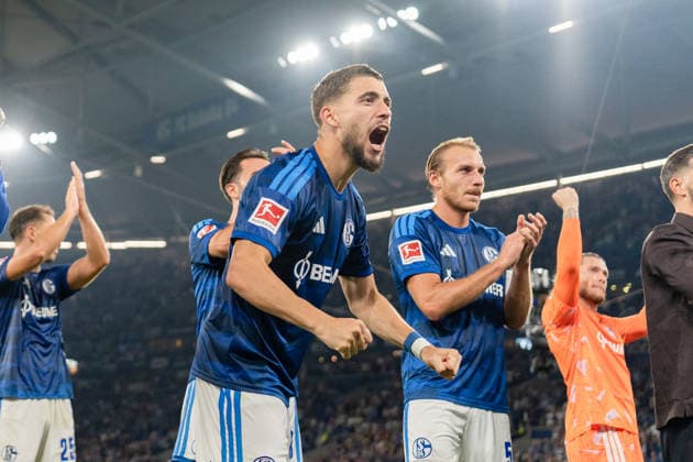 Deutschland: 1. Bundesliga 2026 2027, 2. Spieltag - FC Schalke 04 vs. FC Bayern München - 05.09.2026 - Veltins-Arena (Gelsenkirchen, Nordrhein-Westfalen) Jubel Freude Emotionen nach Abpfiff Adil Aouchiche (Schalke 04, 24) Timo Becker (Schalke 04, 5) *** Germany 1 Bundesliga 2026–2027, Matchday 2: FC Schalke 04 vs. FC Bayern Munich, September 5, 2026, Veltins Arena, Gelsenkirchen, North Rhine-Westphalia—Jubilation, joy, and excitement after the final whistle: Adil Aouchiche (Schalke 04), 24; Timo Becker (Schalke 04), 5 Copyright: xCelinaxLeiersx