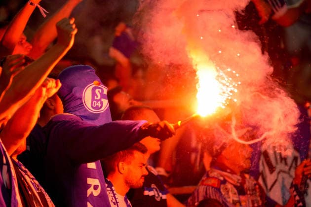 . Die Fans von FC Schalke 04 zuenden Pyro, Bengalos, Leuchtkoerper, Rauchbomben waehrend des Spiels der 1. Bundesliga zwischen FC Schalke 04 und FC Bayern Muenchen, Veltins-Arena am 05. September 2026 in Gelsenkirchen, Deutschland. (Foto von Alex Gottschalk DeFodi Images) +++ . The supporters of FC Schalke 04 light pyrotechnics, flares, smoke bombs during the Bundesliga match between FC Schalke 04 and FC Bayern Muenchen at Veltins-Arena on September 5, 2026 in Gelsenkirchen, Germany. (Photo by Alex Gottschalk DeFodi Images) DFB DFL REGULATIONS PROHIBIT ANY USE OF PHOTOGRAPHS AS IMAGE SEQUENCES AND OR QUASI-VIDEO. (Photo by Alex Gottschalk DeFodi Images) - *** FC Schalke 04 fans set off pyrotechnics, flares, and smoke bombs during the Bundesliga match between FC Schalke 04 and FC Bayern Munich at Veltins Arena on September 5, 2026, in Gelsenkirchen, Germany Photo by Alex Gottschalk DeFodi Images The supporters of FC Schalke 04 light pyrotechnics, flares, and smoke bombs during the Bundesliga match between FC Schalke 04 and FC Bayern Munich at Veltins Arena on September 5, 2026 in Gelsenkirchen, Germany Photo by Alex Gottschalk DeFodi Images DFB and DFL regulations prohibit any use of photographs as image sequences and or quasi-video Photo by Alex Gottschalk DeFodi Images