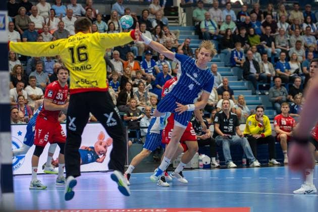 Nebojsa Simic, goalkeeper, MT Melsungen 16, Ellidi Snaer Vidarsson, pivot, VfL Gummersbach 4, VfL Gummersbach vs. MT Melsungen, Opel Handball Bundesliga, Men’s Division, Matchday 3, September 5, 2026, Gummersbach, North Rhine-Westphalia, Germany Copyright: xkolbert-press MartinxWdziecznyx