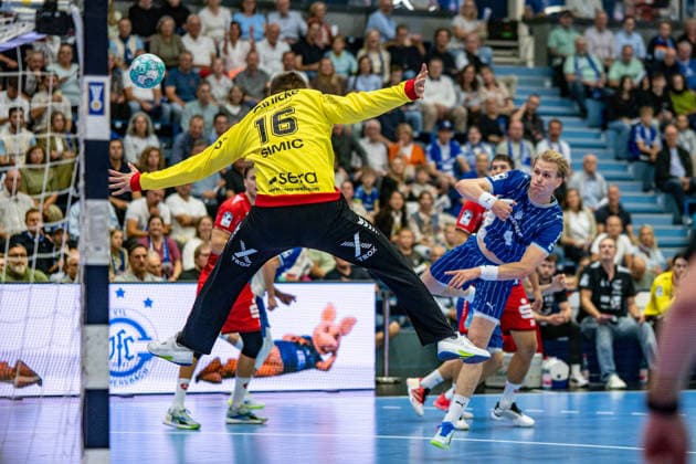 Opel Handball Bundesliga, VfL Gummersbach vs. MT Melsungen, September 5, 2026; Nebojsa Simic (MT Melsungen) 16, Ellidi Vidarsson (VfL Gummersbach) 4; Opel Handball Bundesliga, VfL Gummersbach vs. MT Melsungen, September 5, 2026 Copyright: xBEAUTIFULxSPORTS Erlhofx