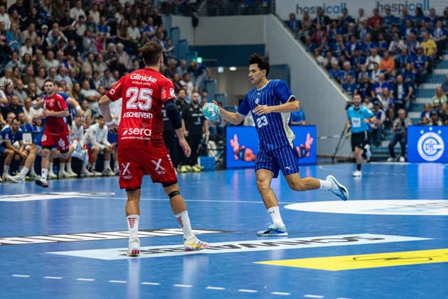Opel Handball Bundesliga, VfL Gummersbach vs. MT Melsungen, September 5, 2026; Olle Forsell Schefvert (MT Melsungen) 25, Nikola Roganovic VfL Gummersbach 23, Opel Handball Bundesliga, VfL Gummersbach vs. MT Melsungen, September 5, 2026 Copyright: xBEAUTIFULxSPORTS Erlhofx